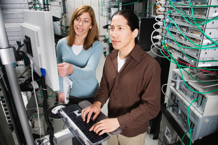 technicien informatique dans une salle de serveur