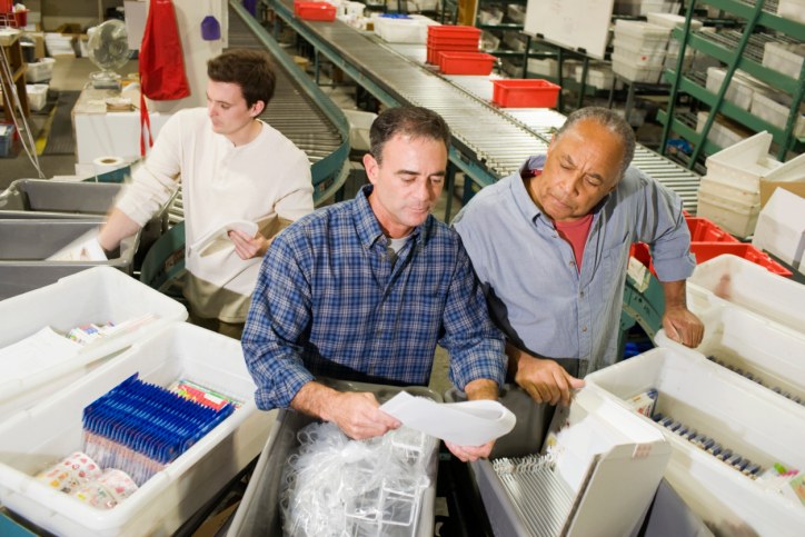 Travail d'équipe en industrie - atelier expédition